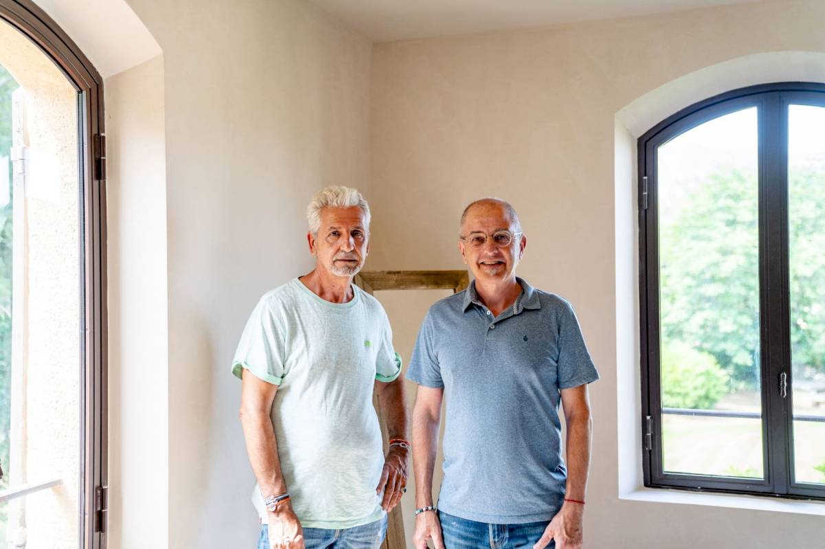 Immersion dans un mas provençal intégralement peint en badigeon à la chaux